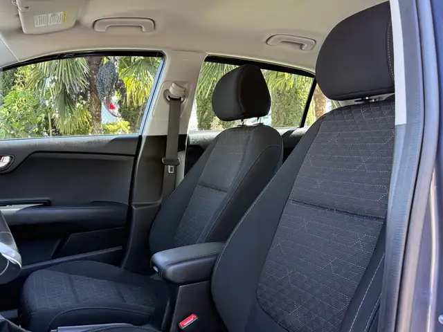 2018 Kia Rio Hatchback - Photo 18
