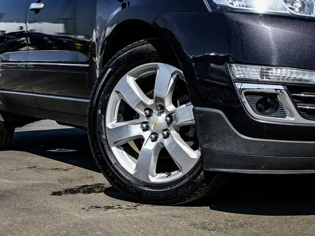 2017 Chevrolet Traverse Premier AWD 3.6L 7-Passenger | Headrest - Photo 5