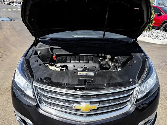 2017 Chevrolet Traverse Premier AWD 3.6L 7-Passenger | Headrest - Photo 8