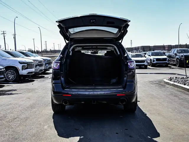2017 Chevrolet Traverse Premier AWD 3.6L 7-Passenger | Headrest - Photo 13