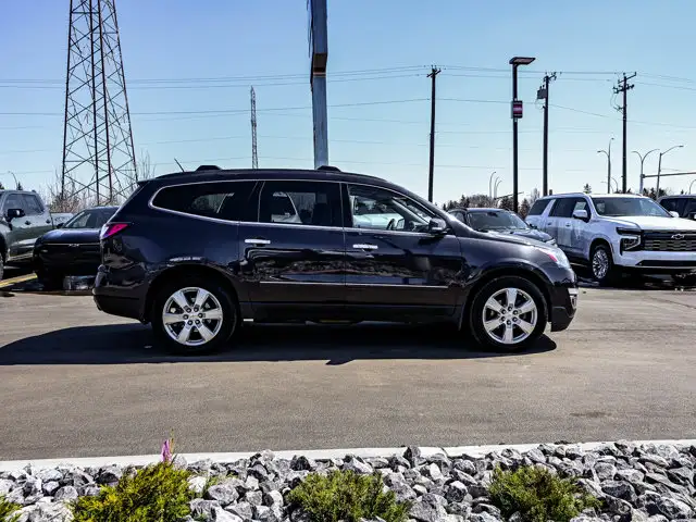 2017 Chevrolet Traverse Premier AWD 3.6L 7-Passenger | Headrest - Photo 14