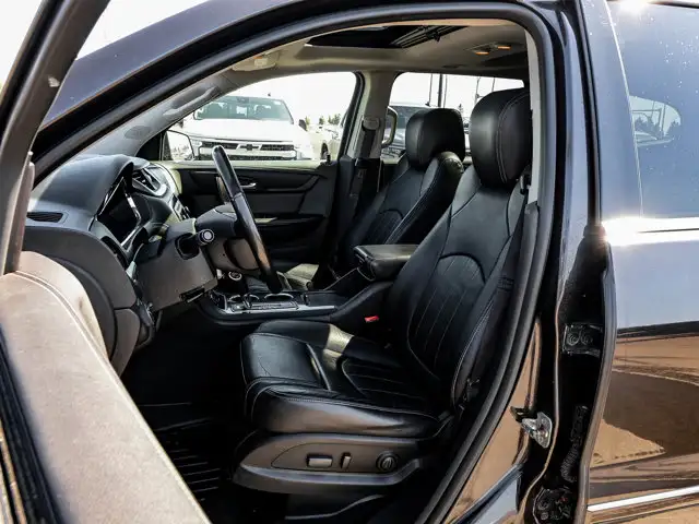 2017 Chevrolet Traverse Premier AWD 3.6L 7-Passenger | Headrest - Photo 16