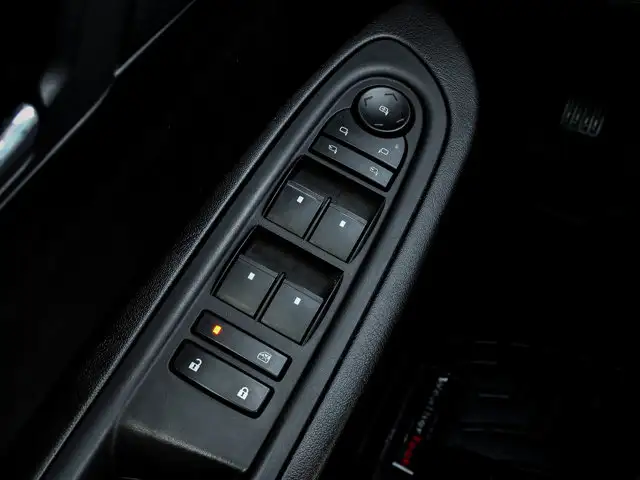 2017 Chevrolet Traverse Premier AWD 3.6L 7-Passenger | Headrest - Photo 18