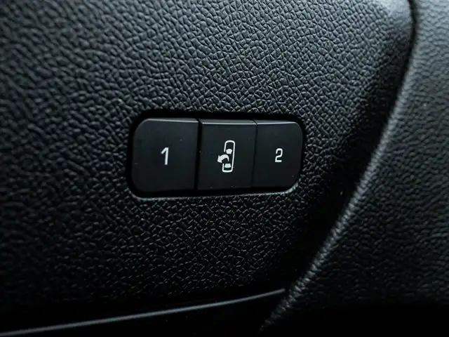 2017 Chevrolet Traverse Premier AWD 3.6L 7-Passenger | Headrest - Photo 19