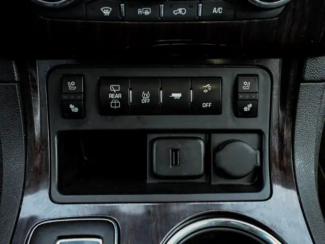2017 Chevrolet Traverse Premier AWD 3.6L 7-Passenger | Headrest - Photo 29