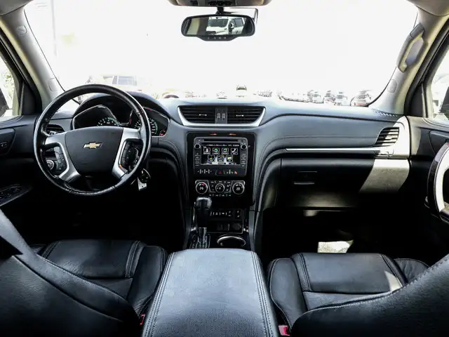 2017 Chevrolet Traverse Premier AWD 3.6L 7-Passenger | Headrest - Photo 30