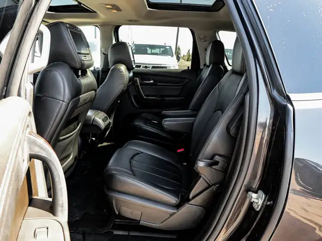 2017 Chevrolet Traverse Premier AWD 3.6L 7-Passenger | Headrest - Photo 32