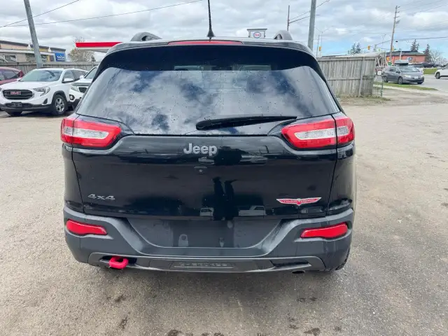 2018 Jeep Cherokee TRAILHAWK, LEATHER, LOADED, ROOF, CERTIFIED - Photo 4