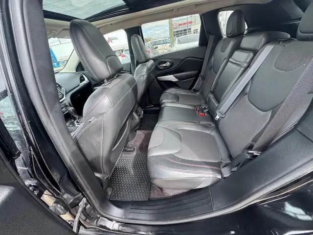 2018 Jeep Cherokee TRAILHAWK, LEATHER, LOADED, ROOF, CERTIFIED - Photo 10