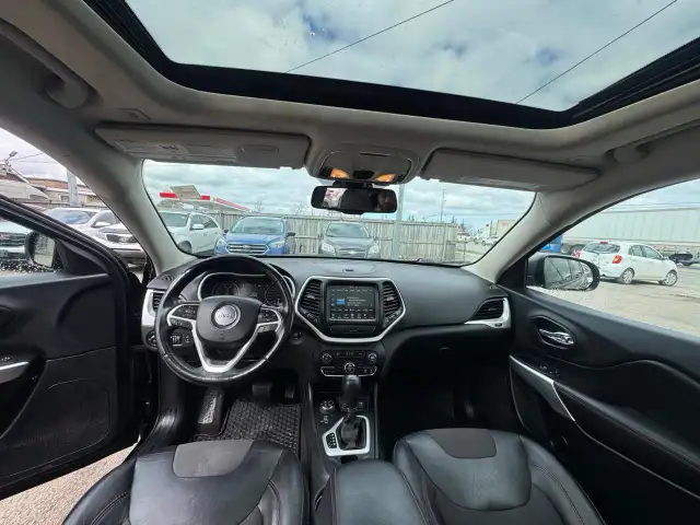 2018 Jeep Cherokee TRAILHAWK, LEATHER, LOADED, ROOF, CERTIFIED - Photo 11