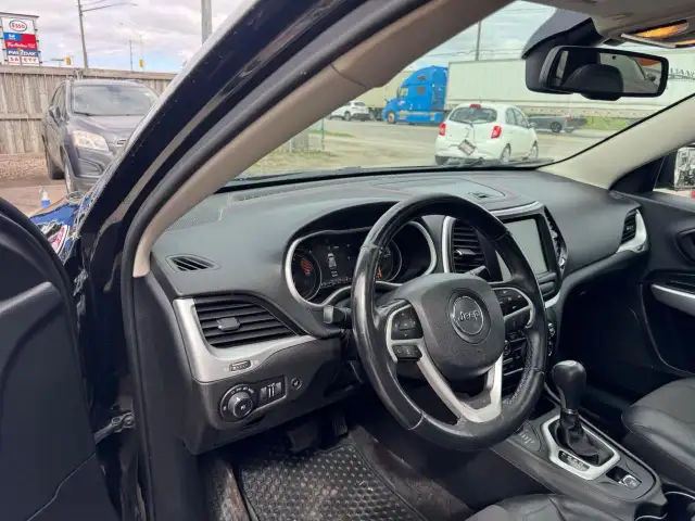 2018 Jeep Cherokee TRAILHAWK, LEATHER, LOADED, ROOF, CERTIFIED - Photo 13