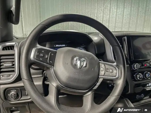 2026 Ram 1500 Black Express | Bucket Seats | Crew Cab 5'7 Box - Photo 15