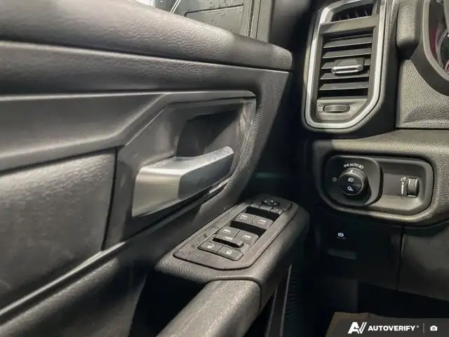 2026 Ram 1500 Black Express | Bucket Seats | Crew Cab 5'7 Box - Photo 27