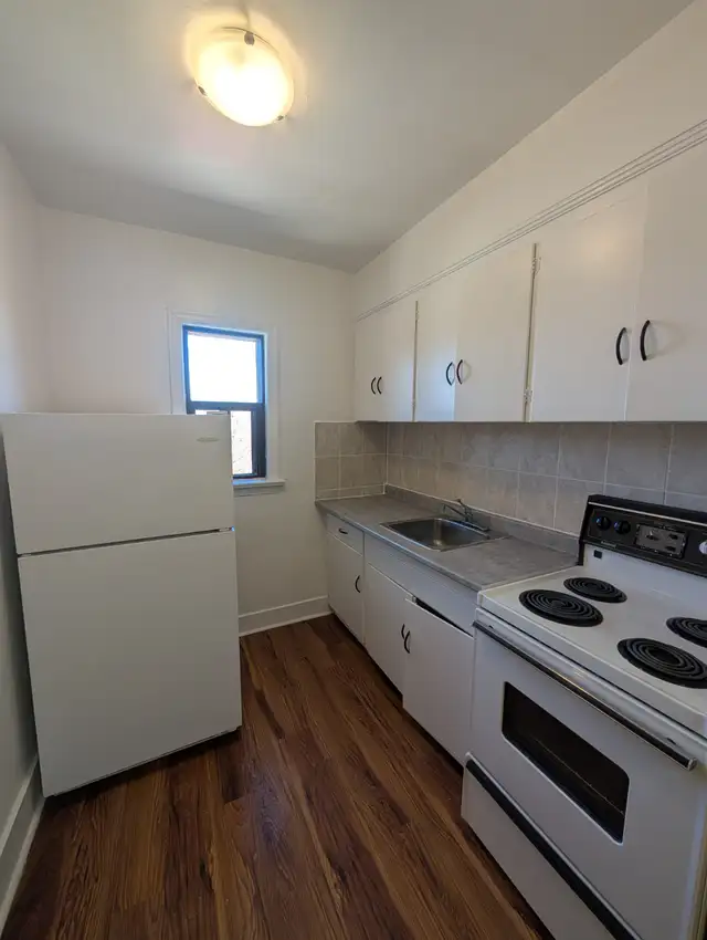 1 Bedroom Apt available at 2532 Lakeshore Blvd W, Etobicoke! - Photo 2