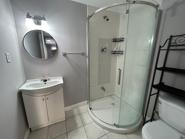 2-bedroom basement apartment available in a quiet environment - Photo 3