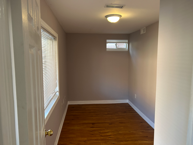 2-bedroom basement apartment available in a quiet environment - Photo 6