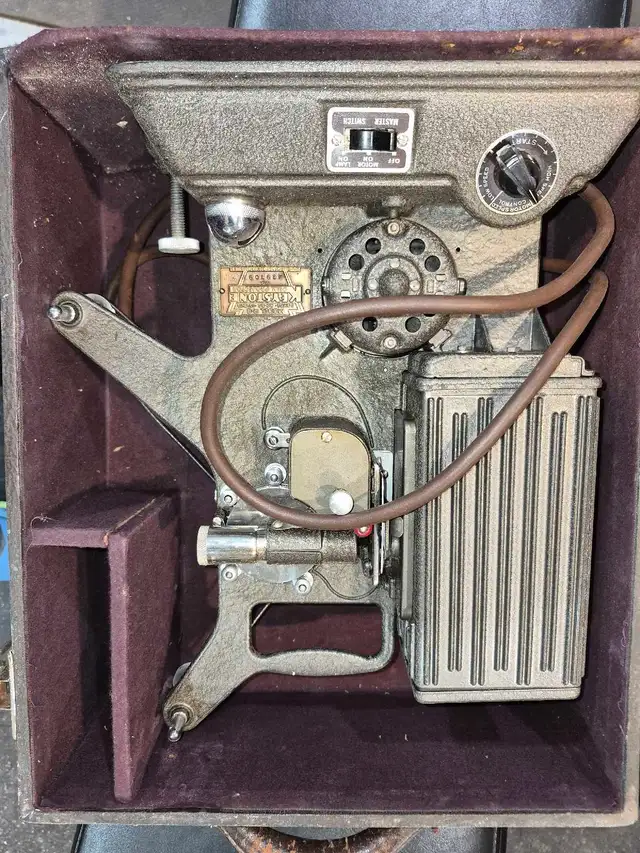 antique projector - Photo 2