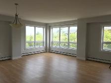 3 Bedroom Corner Unit   2 Bathroom - Available June 1st - Photo 3