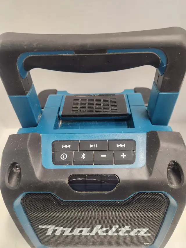 MAKITA 18V LXT/12Vmax CXT Lithium-Ion Jobsite radio w/BT - Photo 2