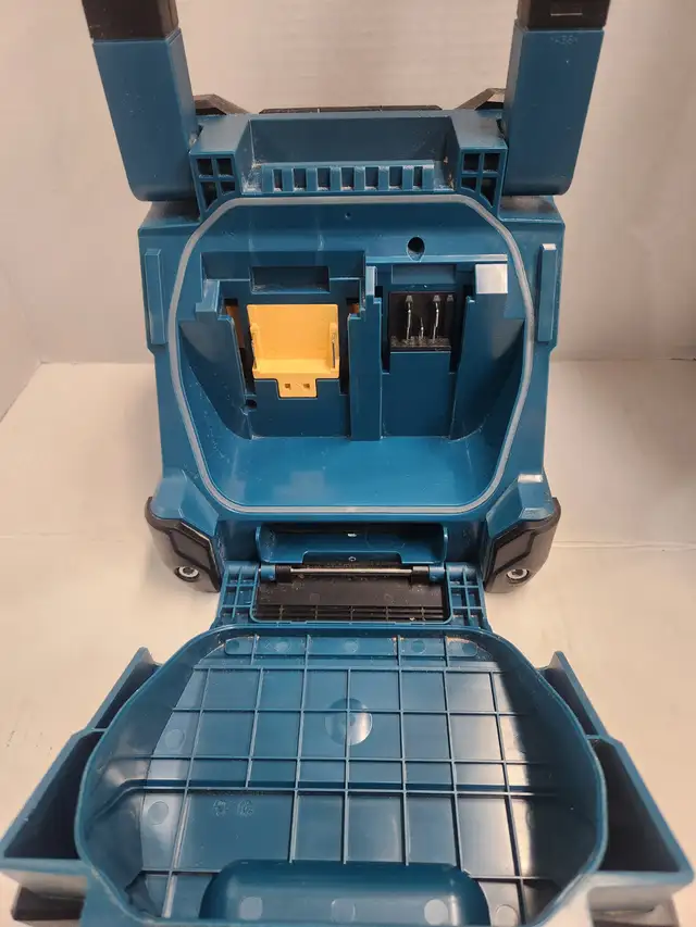 MAKITA 18V LXT/12Vmax CXT Lithium-Ion Jobsite radio w/BT - Photo 5