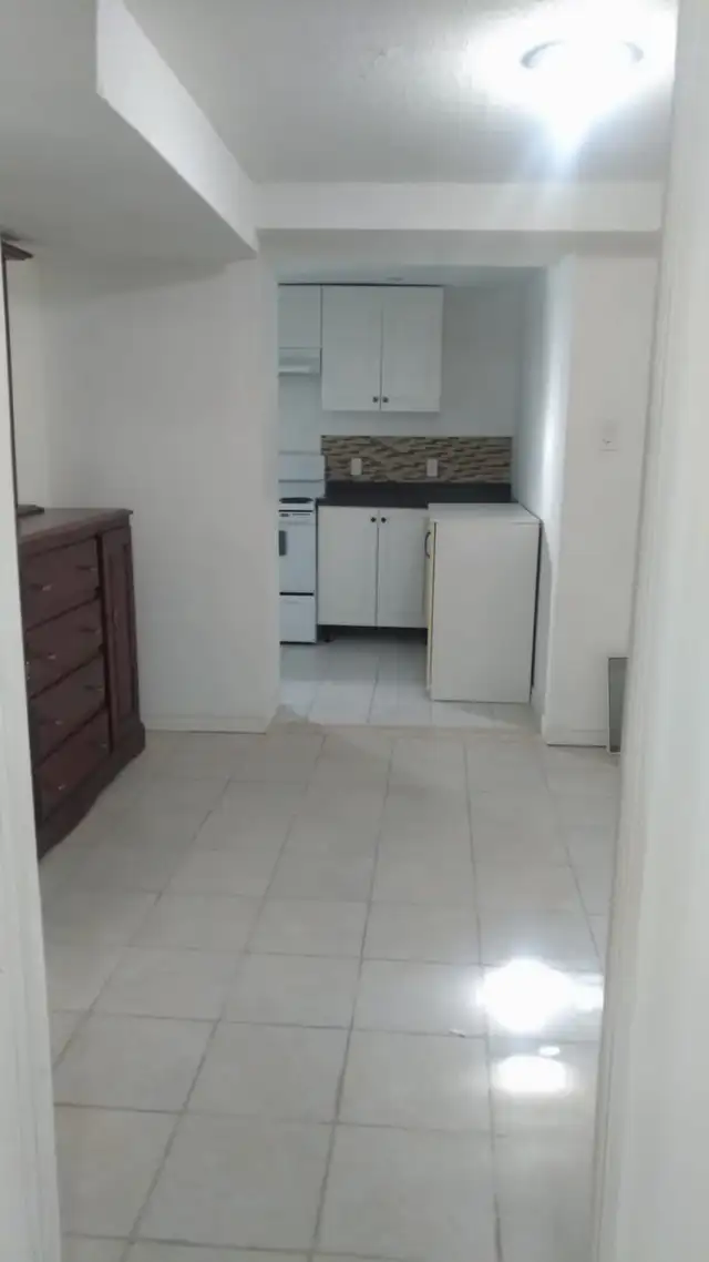 Available immediately 1 bedroom basement apartment - Photo 4