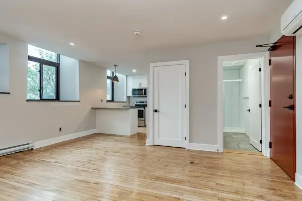 Large 2 Bedroom Downtown Apartment For Rent - Photo 2