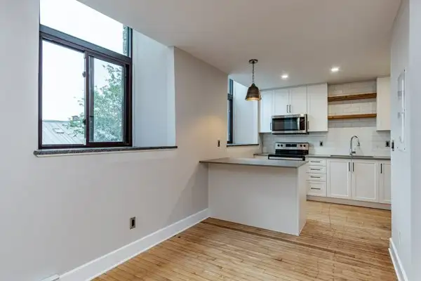 Large 2 Bedroom Downtown Apartment For Rent - Photo 3