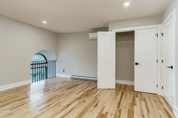 Large 2 Bedroom Downtown Apartment For Rent - Photo 8
