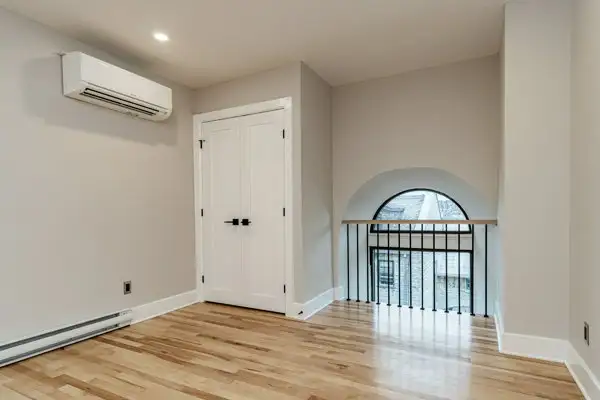Large 2 Bedroom Downtown Apartment For Rent - Photo 9