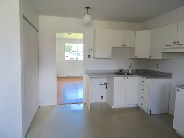 41/2. Longueuil (St-Hubert)  sous-sol .  1225$ par mois. - Photo 2