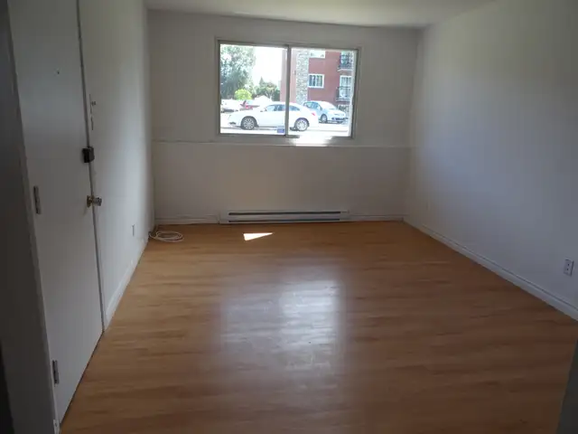 41/2. Longueuil (St-Hubert)  sous-sol .  1225$ par mois. - Photo 4