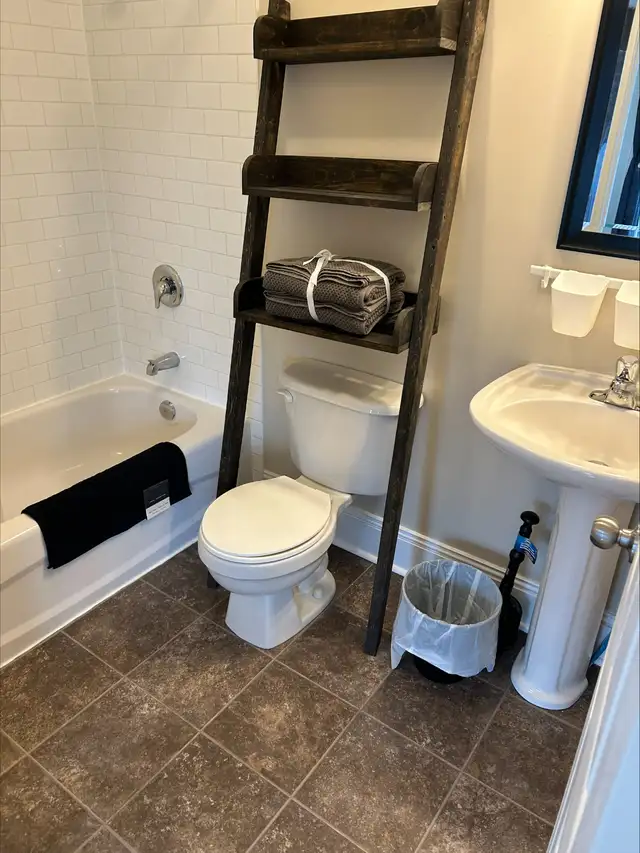 $800 / mo. Southend Furnished Suite/room own entrance & bathroom - Photo 3