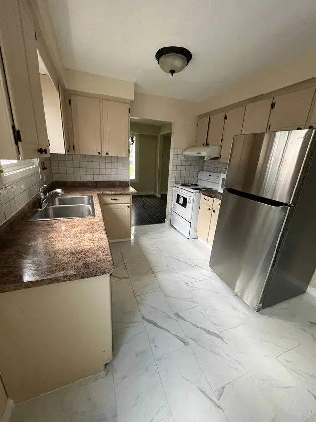 Detached 3 bedrooms Bunglow for rent in St. Catharines, Ontario - Photo 3