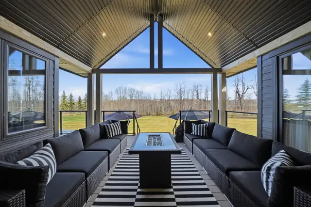 Luxury Bungalow 5 minutes south of Calgary! - Photo 3