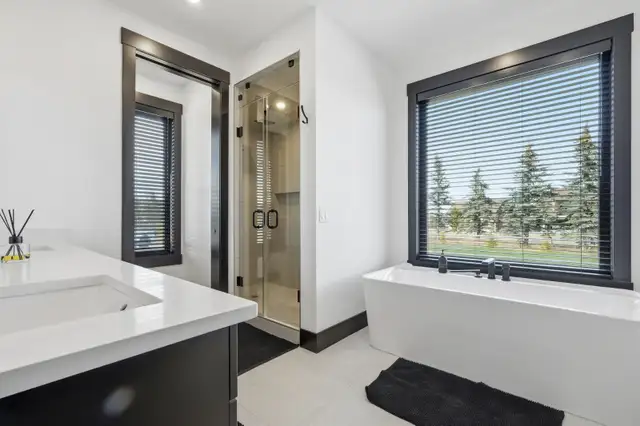 Luxury Bungalow 5 minutes south of Calgary! - Photo 4