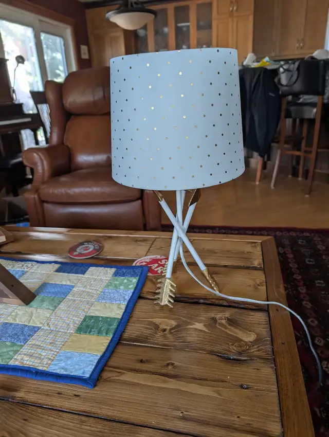 Very Nice Hunger Games Arrow Table Lamp - Photo 2