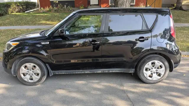 KIA SOUL, 2018 LX, Active, Low KM - Photo 2