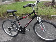 VÉLO SUPERCYCLE, 21 VITESSES. SUSPENSION, FAIT AU CANADA.ENFANTS
