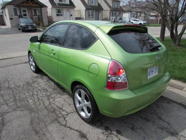 2011 Hyundai Accent Hatchback. auto trans needs repair - Photo 4