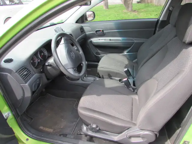 2011 Hyundai Accent Hatchback. auto trans needs repair - Photo 7