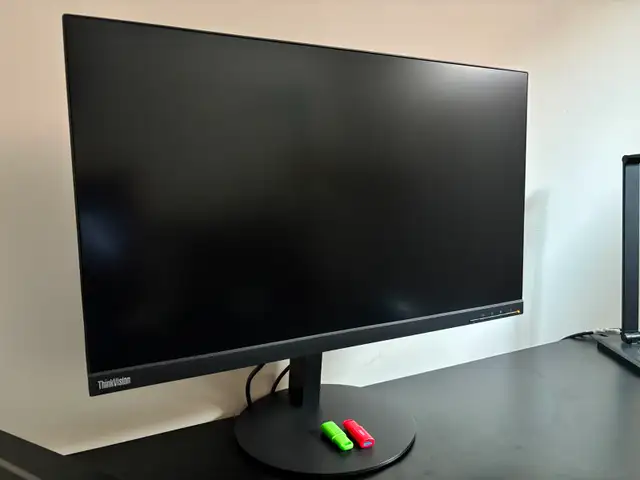 1 screen/écran LENOVO P27h-10 , 27 in/po   3 video cables