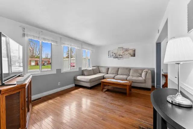 Carpet-free spacious 3 bdrm split-level in quiet neighbourhood - Photo 2