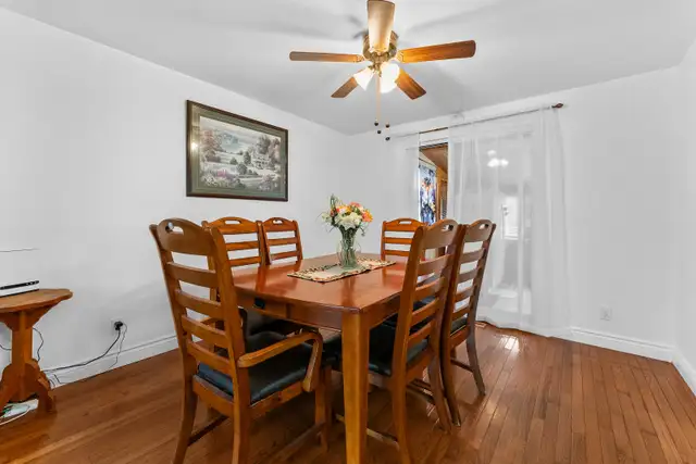 Carpet-free spacious 3 bdrm split-level in quiet neighbourhood - Photo 3