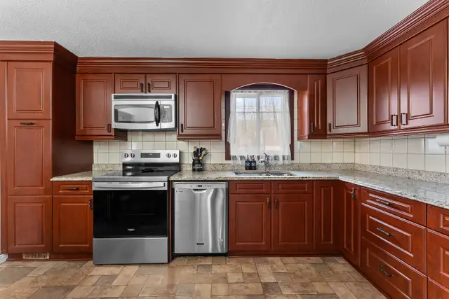 Carpet-free spacious 3 bdrm split-level in quiet neighbourhood - Photo 4