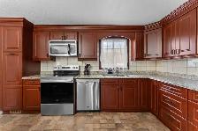 Carpet-free spacious 3 bdrm split-level in quiet neighbourhood - Photo 4