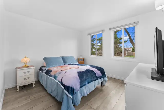 Carpet-free spacious 3 bdrm split-level in quiet neighbourhood - Photo 6