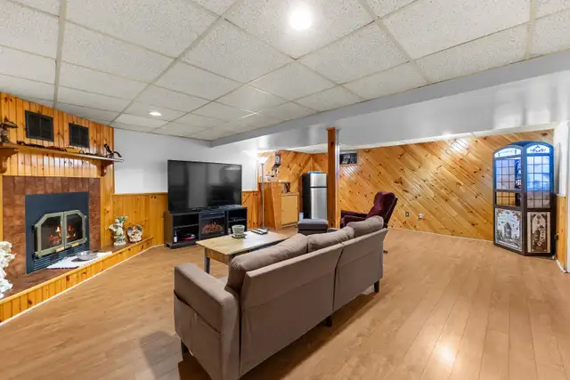 Carpet-free spacious 3 bdrm split-level in quiet neighbourhood - Photo 7