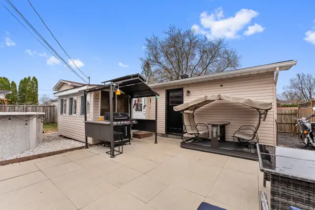 Carpet-free spacious 3 bdrm split-level in quiet neighbourhood - Photo 8