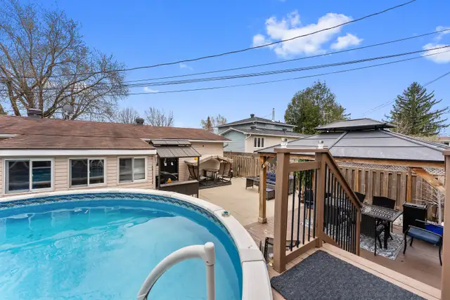 Carpet-free spacious 3 bdrm split-level in quiet neighbourhood - Photo 10