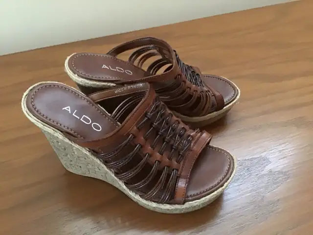 Sandales plate forme Aldo (neuve) 25.00